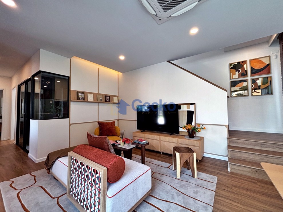 4 Bedrooms House in PYCHE Pattaya – Motorway  East Pattaya H012902 (Photo 4)