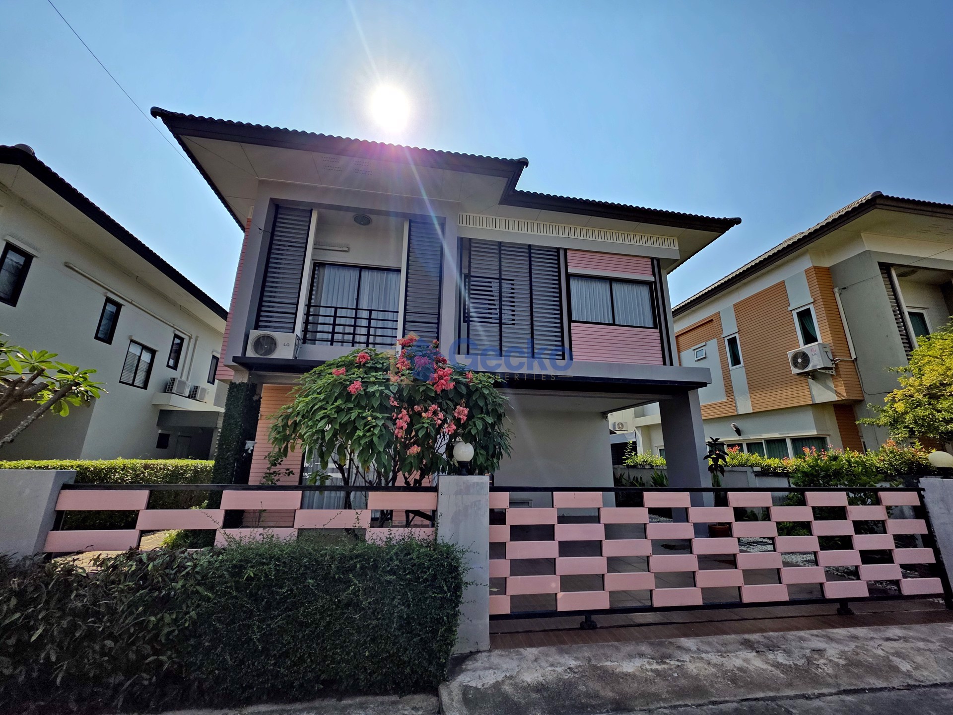 3 Bedrooms House in Patta Village  East Pattaya H013075