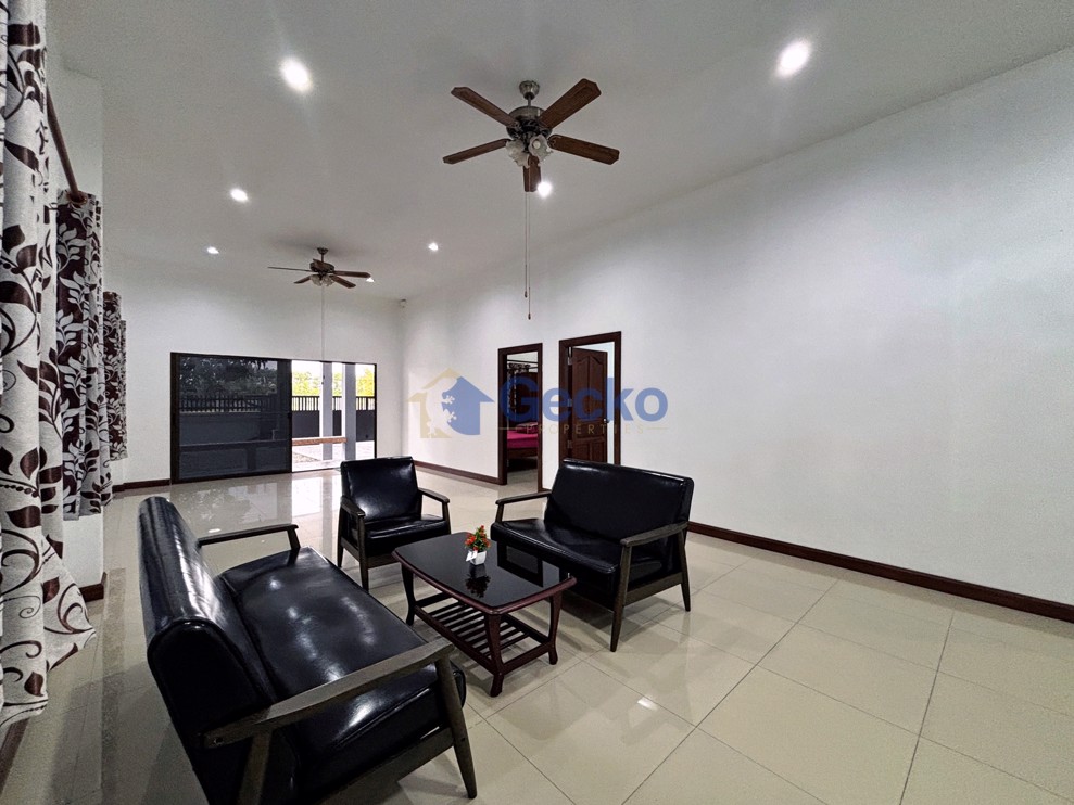 3 Bedrooms House  Jomtien H013090 (Photo 2)