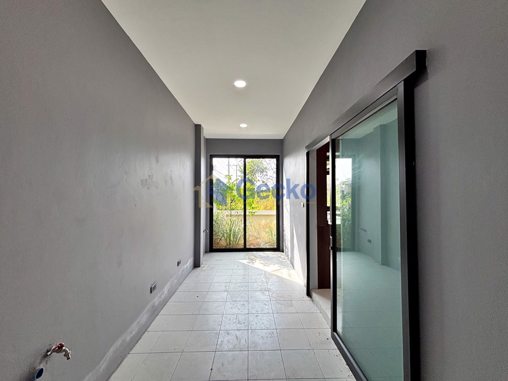 4 Bedrooms House in Horseshoe Point, The Village  East Pattaya H013096 (Photo 4)