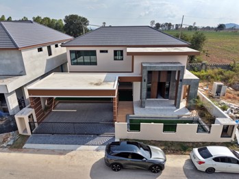 4 Bedrooms House in Horseshoe Point, The Village  East Pattaya H013096
