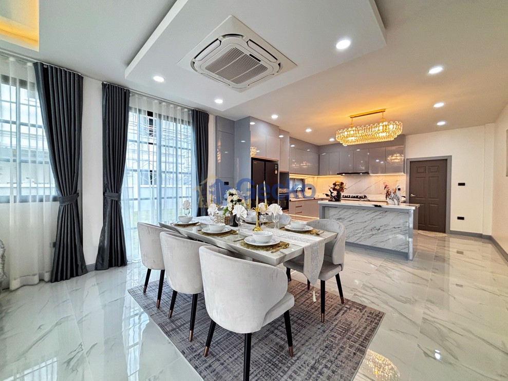 4 Bedrooms House  East Pattaya H013141 (Photo 4)