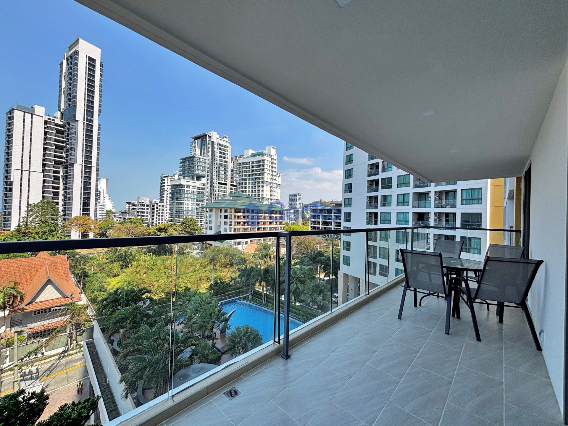 2 Bedrooms Condo in The Peak Towers Pratumnak C013152