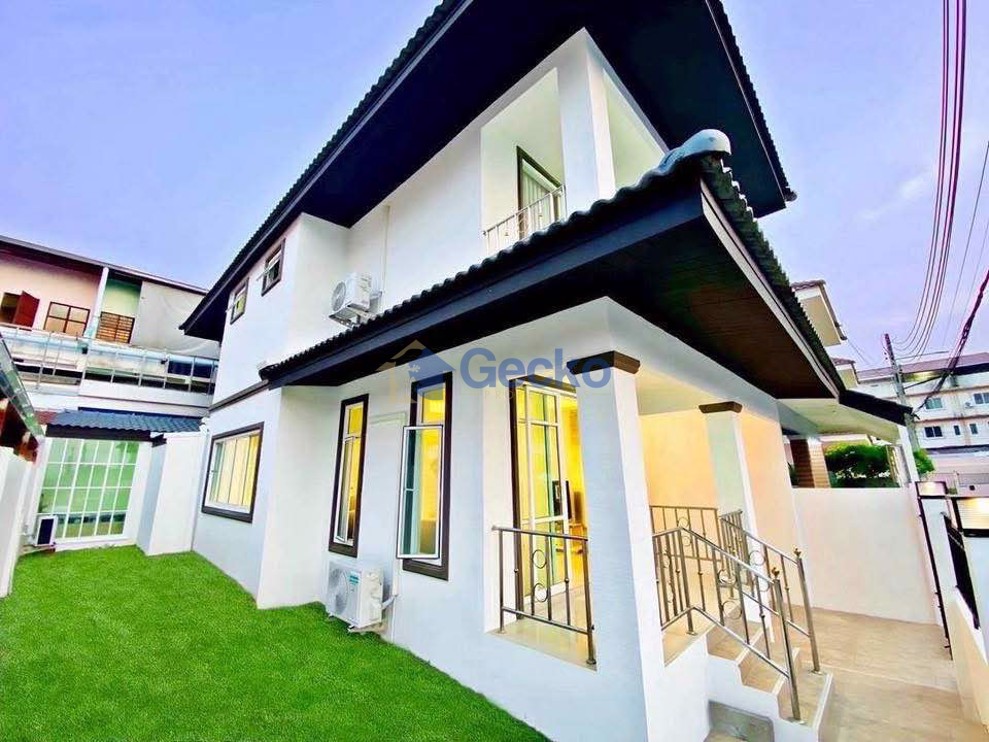 4 Bedrooms House in Chokchai Gardens 4  East Pattaya H013163 (Photo 1)