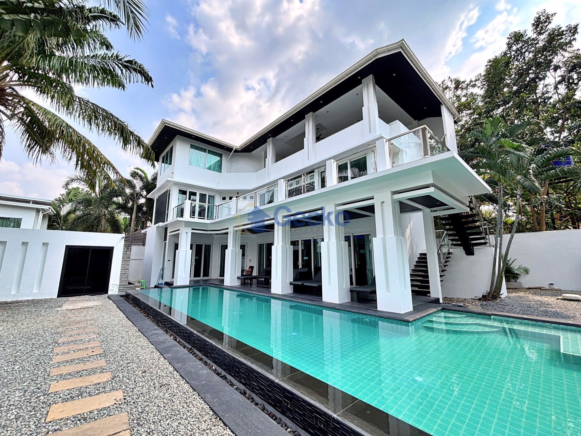 5 Bedrooms House in Palm Oasis Pool Villas  Jomtien H013216