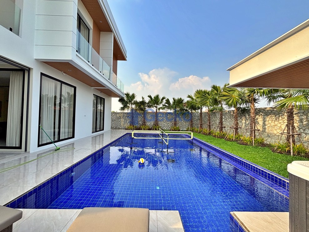 4 Bedrooms House in Lakeside Court 6  East Pattaya H012386 (Photo 1)