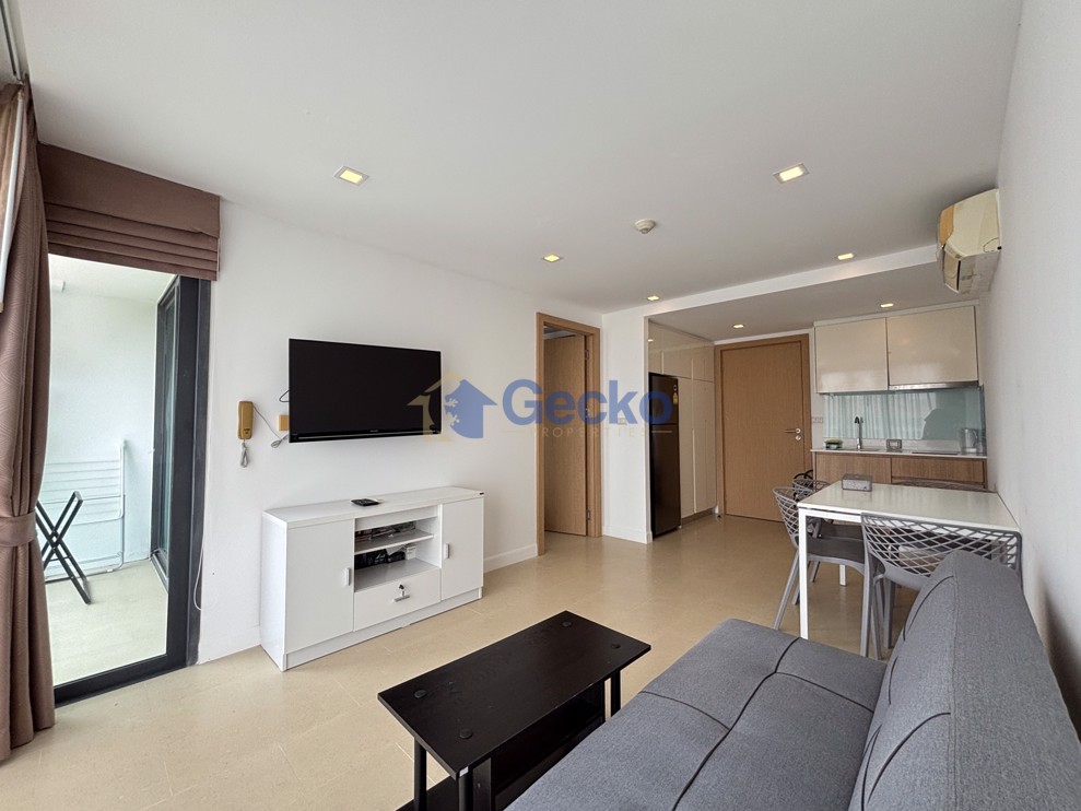 1 Bedroom Condo in Aurora Pratumnak C013244 (Photo 2)