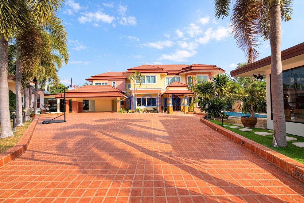 5 Bedrooms House  East Pattaya H009414 (Cover Photo)