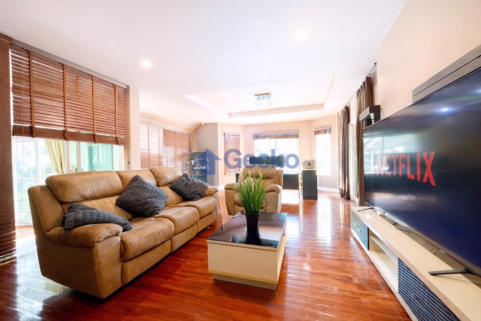 5 Bedrooms House  East Pattaya H009414 (Photo 3)