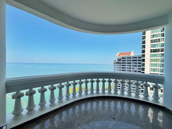 3 Bedrooms Condo in Park Beach  Wongamat C013263