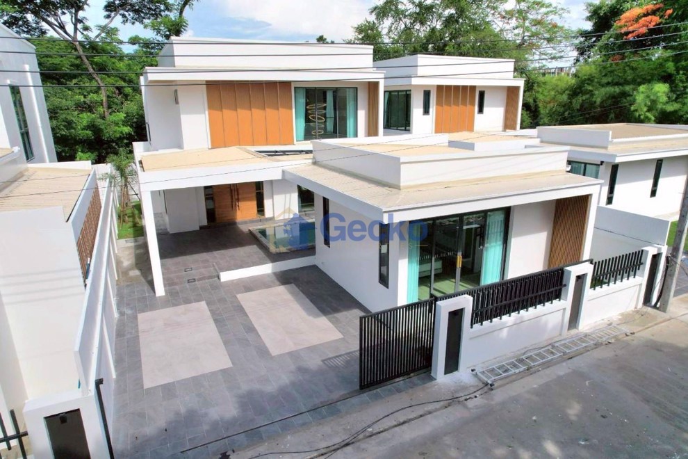 4 Bedrooms House  East Pattaya H013270 (Photo 1)