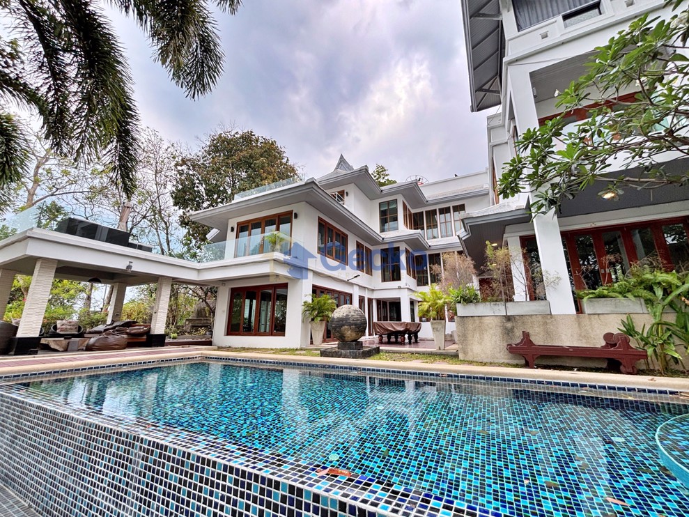 5 Bedrooms House  Wongamat H012671 (Cover Photo)