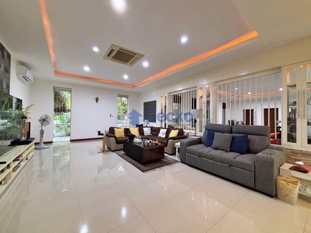 4 Bedrooms House in The Regent Estate Village 2  East Pattaya H013278 (Photo 1)