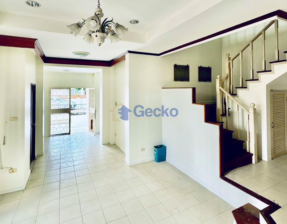 4 Bedrooms House in Baan Suan Lalana  Jomtien H013280 (Photo 4)