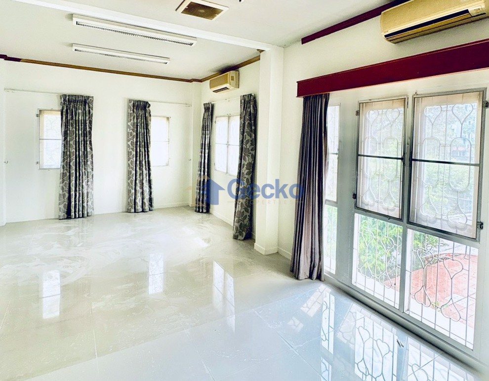 4 Bedrooms House in Baan Suan Lalana  Jomtien H013280 (Photo 2)