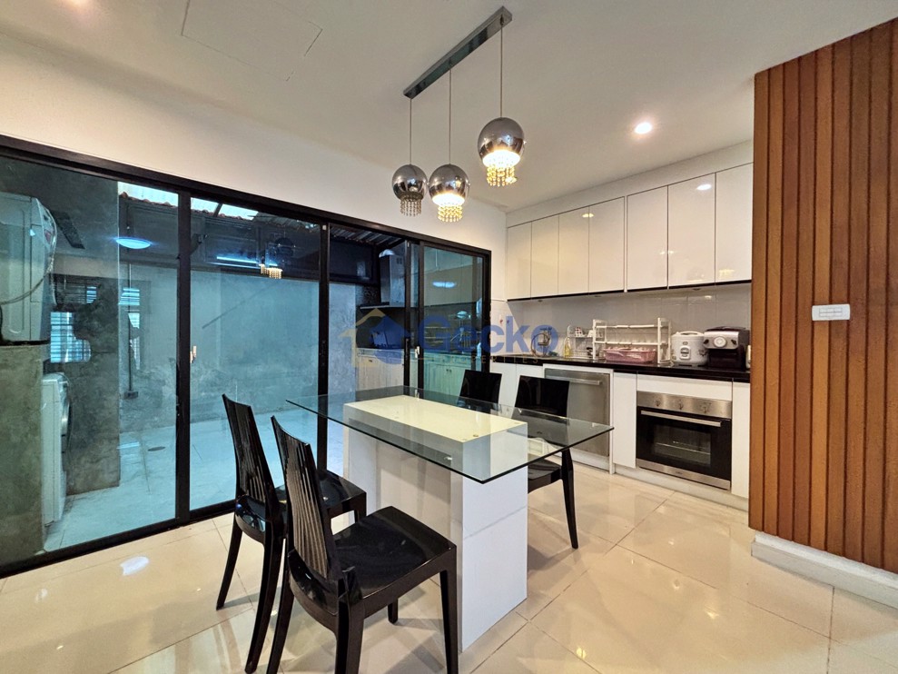 4 Bedrooms House in The Win Khao Talo  East Pattaya H013285 (Photo 4)