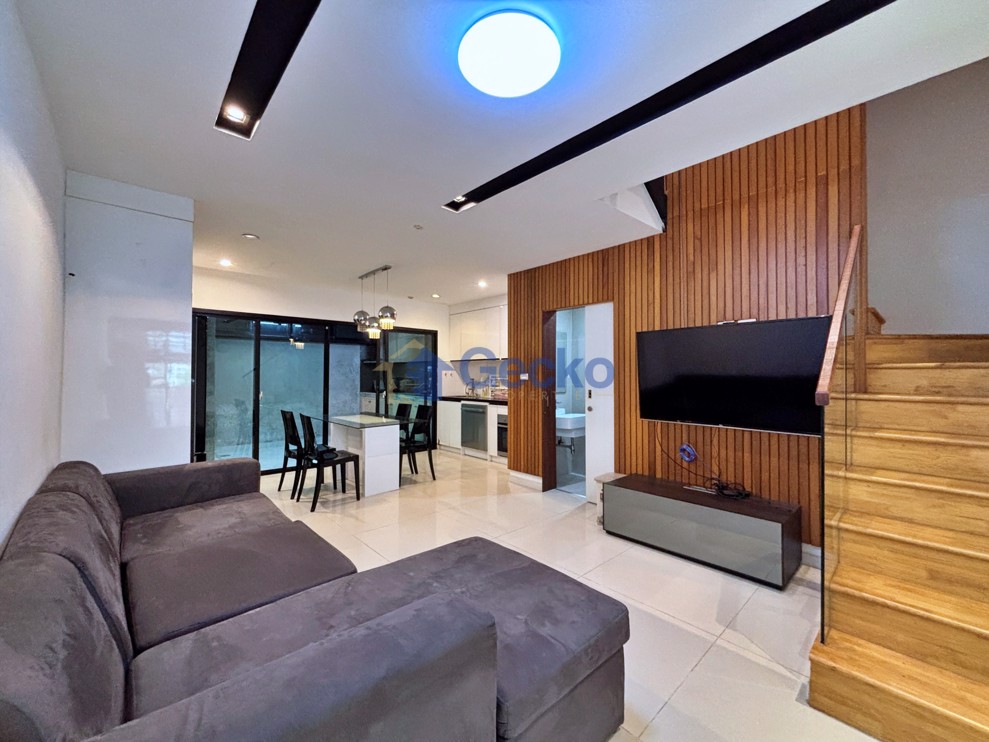 4 Bedrooms House in The Win Khao Talo  East Pattaya H013285 (Photo 1)