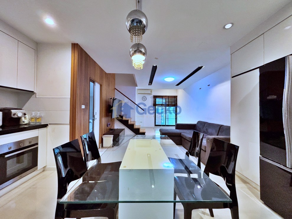 4 Bedrooms House in The Win Khao Talo  East Pattaya H013285 (Photo 3)