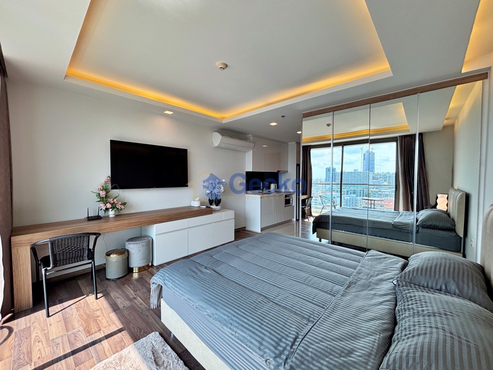 Studio Condo in The Peak Towers Pratumnak C013262 (Photo 3)