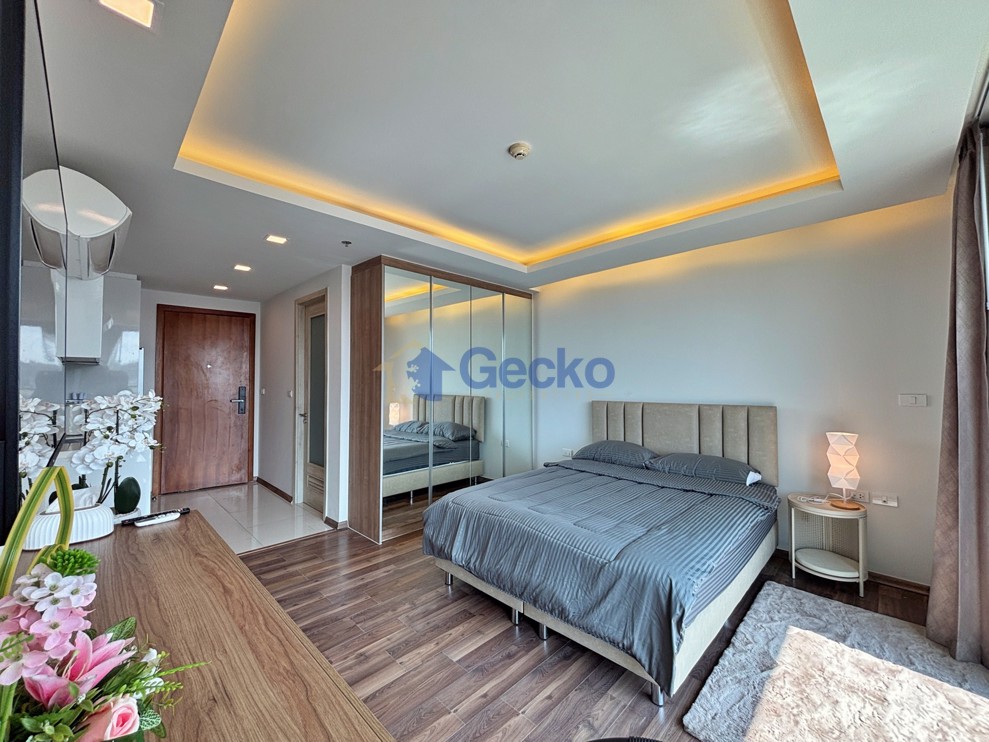 Studio Condo in The Peak Towers Pratumnak C013262 (Photo 4)