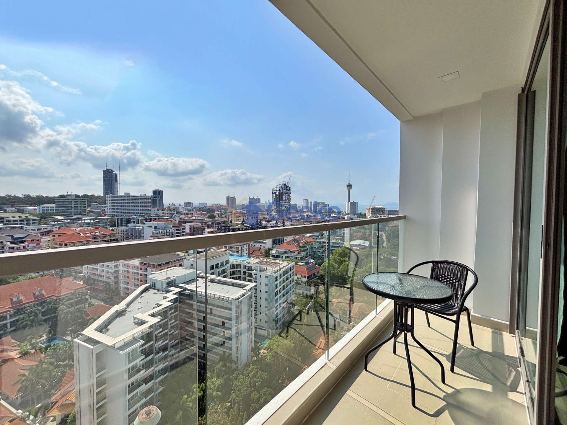 Studio Condo in The Peak Towers Pratumnak C013262