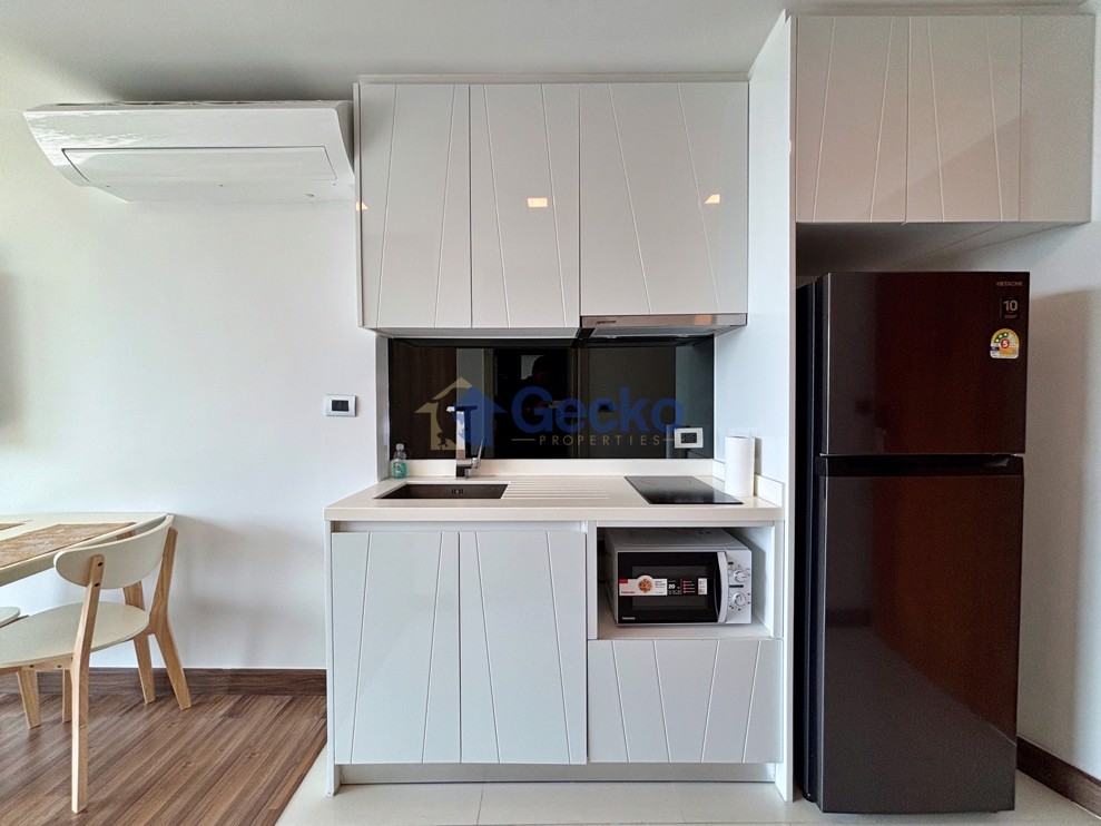 Studio Condo in The Peak Towers Pratumnak C013287 (Photo 3)