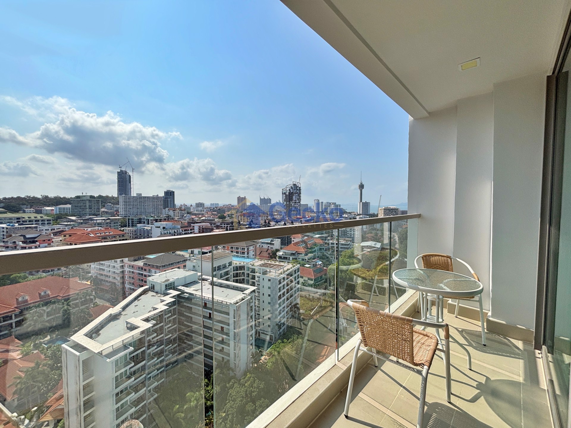 Studio Condo in The Peak Towers Pratumnak C013287
