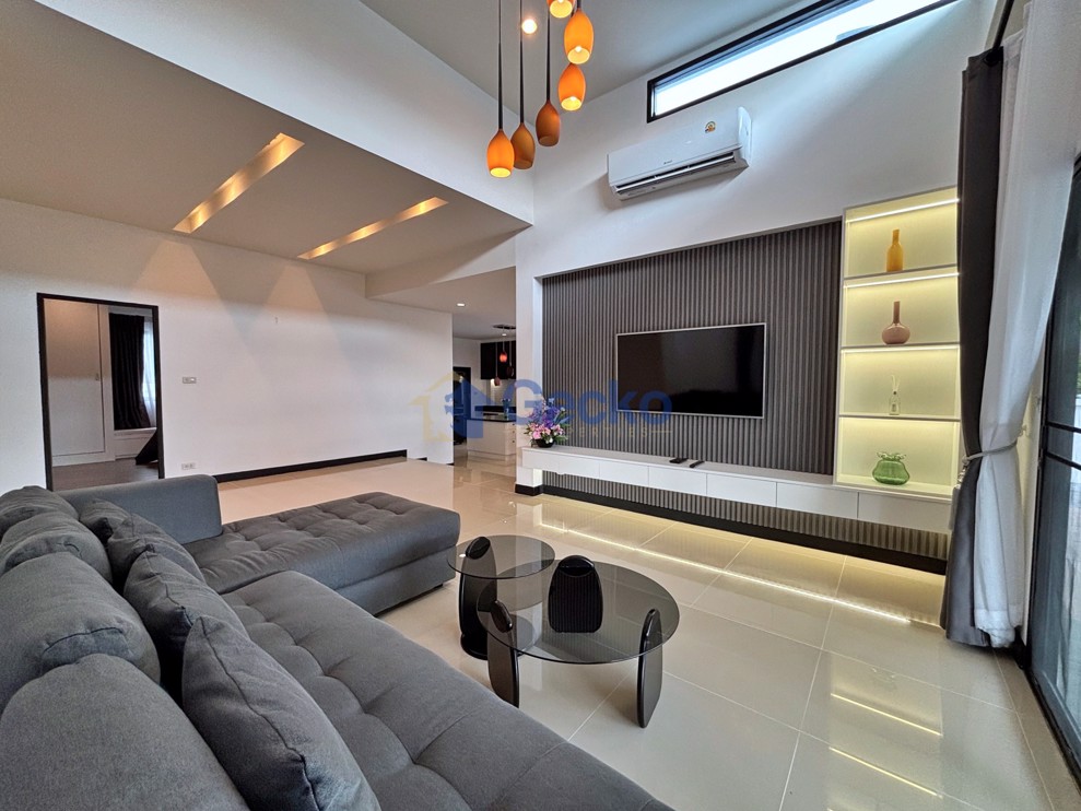 3 Bedrooms House in Patta Village  East Pattaya H013300 (Photo 2)