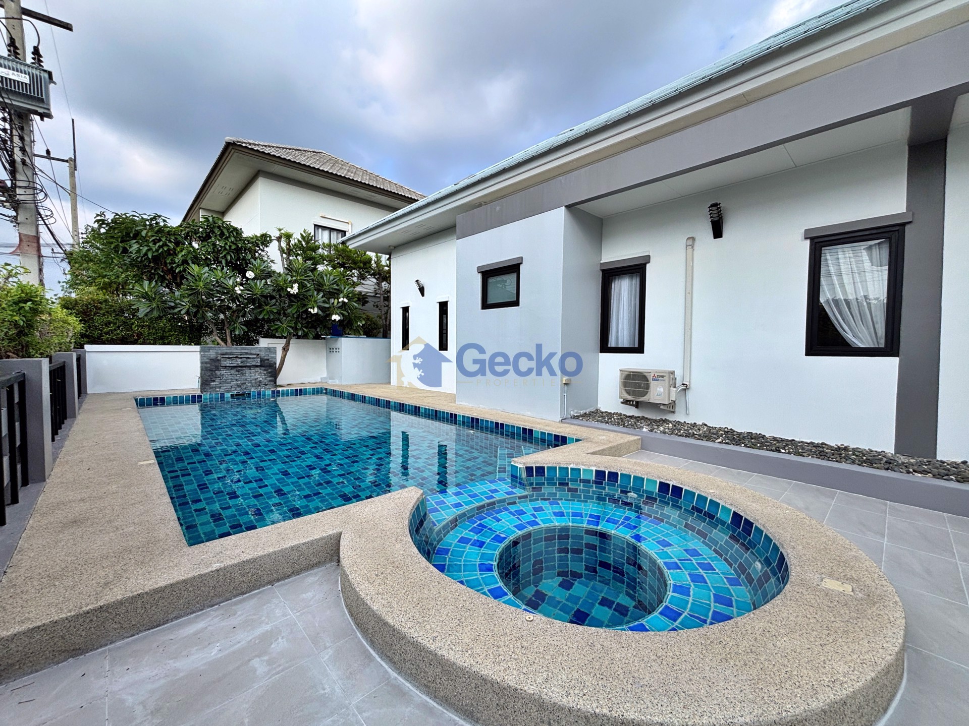 3 Bedrooms House in Patta Village  East Pattaya H013300