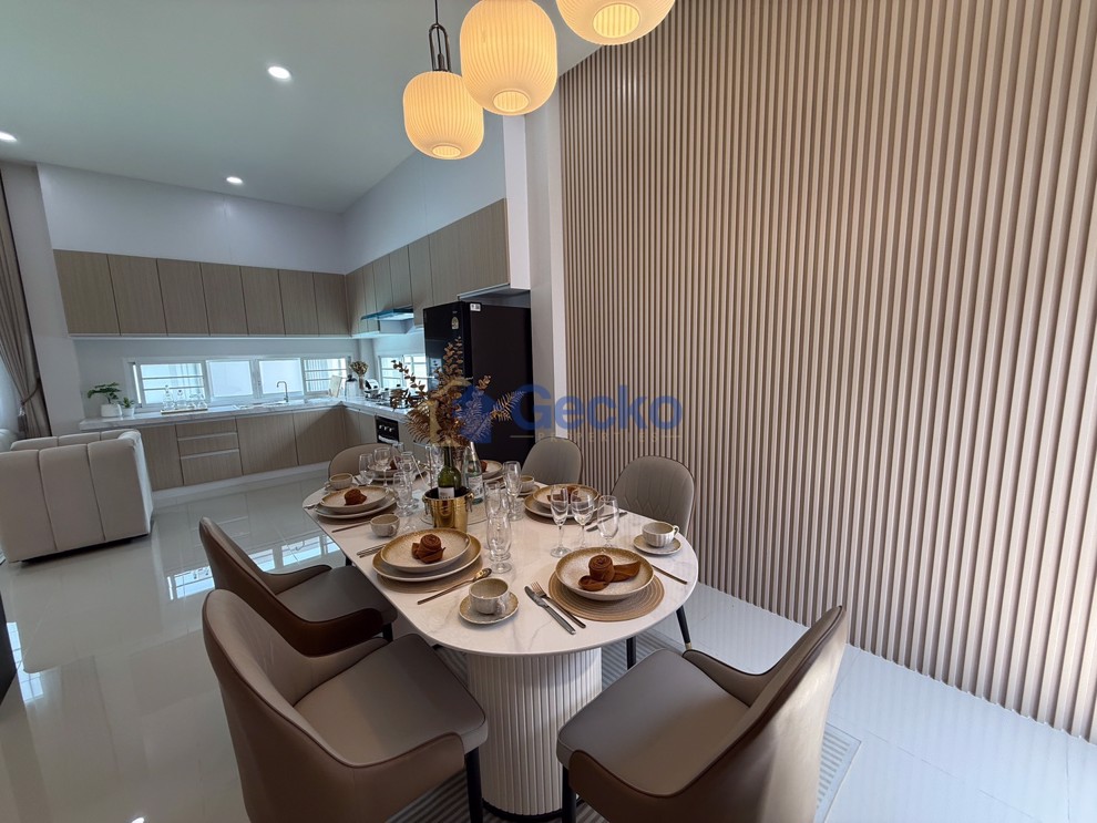 4 Bedrooms House  East Pattaya H013309 (Photo 4)