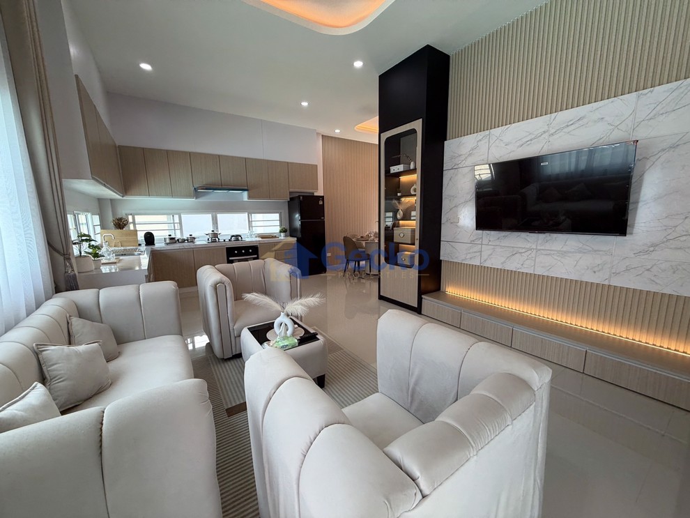 4 Bedrooms House  East Pattaya H013309 (Photo 3)