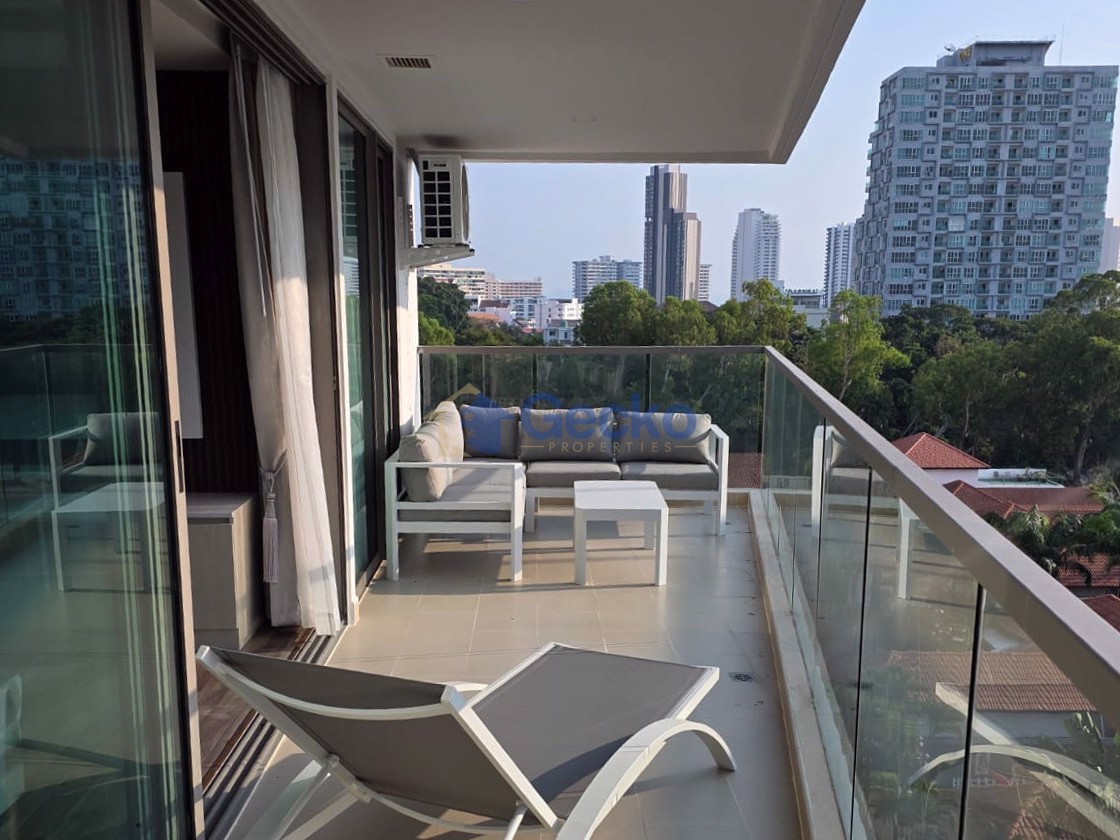 2 Bedrooms Condo in The Peak Towers Pratumnak C013331