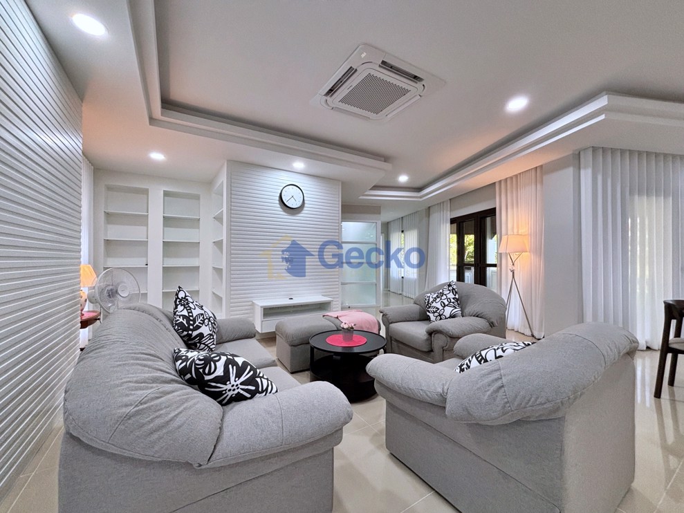 3 Bedrooms Condo in Baan Somprasong Na Jomtien C013351 (Photo 3)