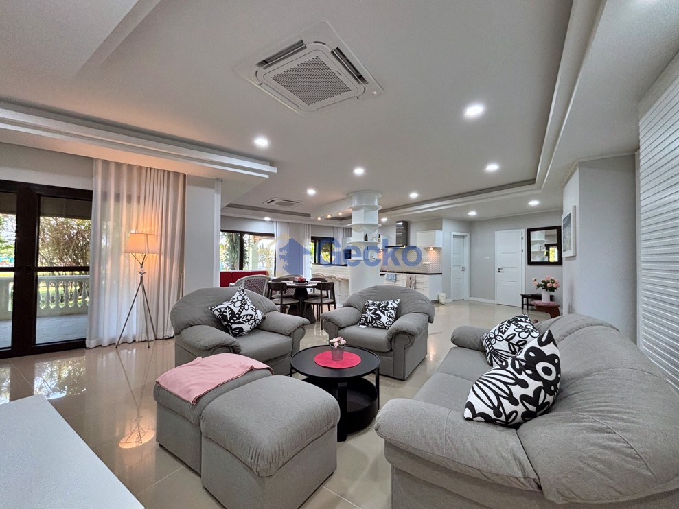 3 Bedrooms Condo in Baan Somprasong Na Jomtien C013351 (Photo 2)
