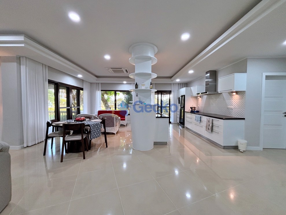 3 Bedrooms Condo in Baan Somprasong Na Jomtien C013351 (Photo 4)