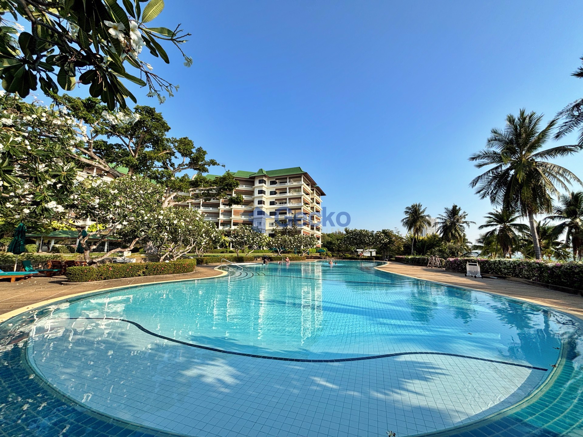 3 Bedrooms Condo in Baan Somprasong Na Jomtien C013351