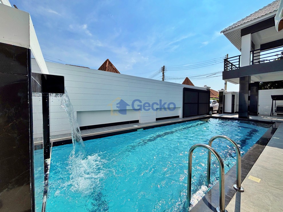 6 ห้องนอน บ้าน in Pattaya Lagoon  พัทยาใต้ H012667 (Photo 2)