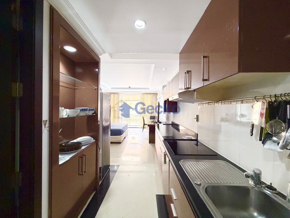 Studio Condo in LK Legend Central Pattaya C013397 (Photo 2)