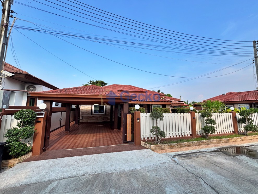 6 Bedrooms House in Baan Boonraksaa  East Pattaya H013436 (Photo 1)