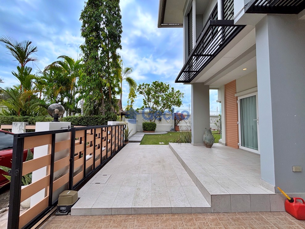 3 Bedrooms House in Patta Village  East Pattaya H013445 (Photo 1)