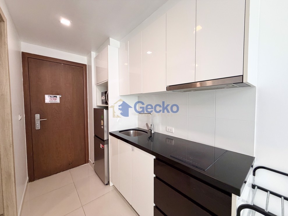 Studio Condo in Water Park Pratumnak C013448 (Photo 3)