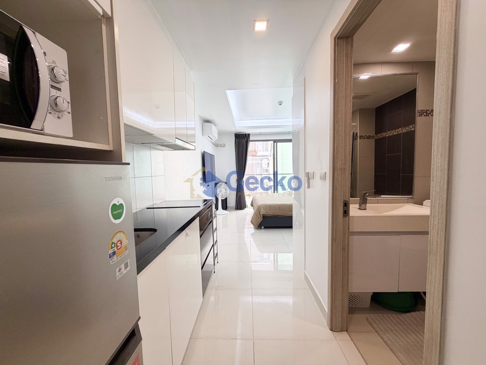 Studio Condo in Water Park Pratumnak C013448 (Photo 2)