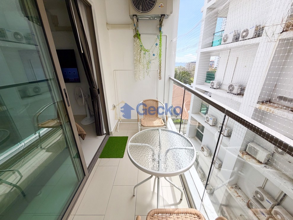 Studio Condo in Water Park Pratumnak C013448 (Photo 1)