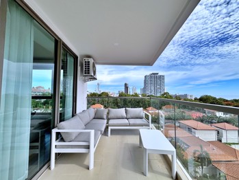 2 Bedrooms Condo in The Peak Towers Pratumnak C013331
