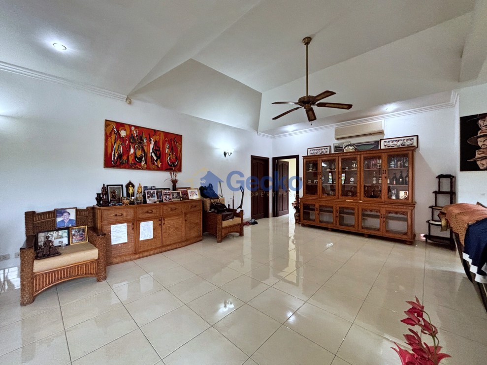 3 Bedrooms House  East Pattaya H013556 (Photo 3)