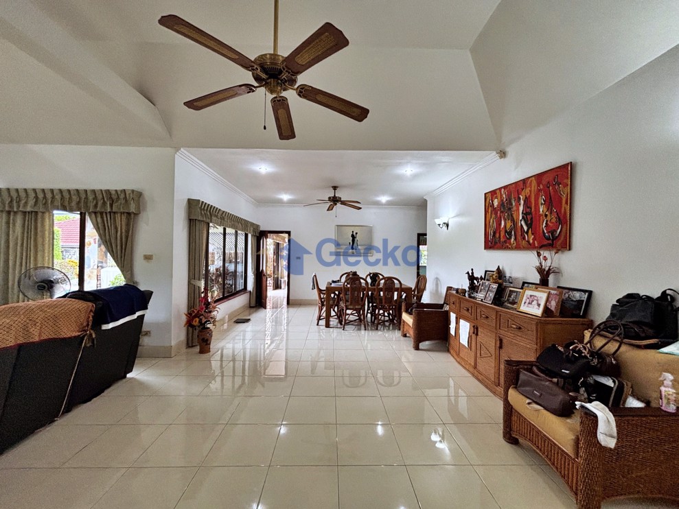 3 Bedrooms House  East Pattaya H013556 (Photo 1)