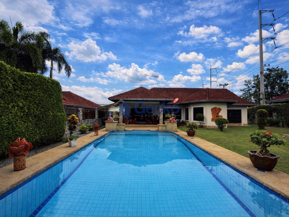 3 Bedrooms House  East Pattaya H013556 (Cover Photo)